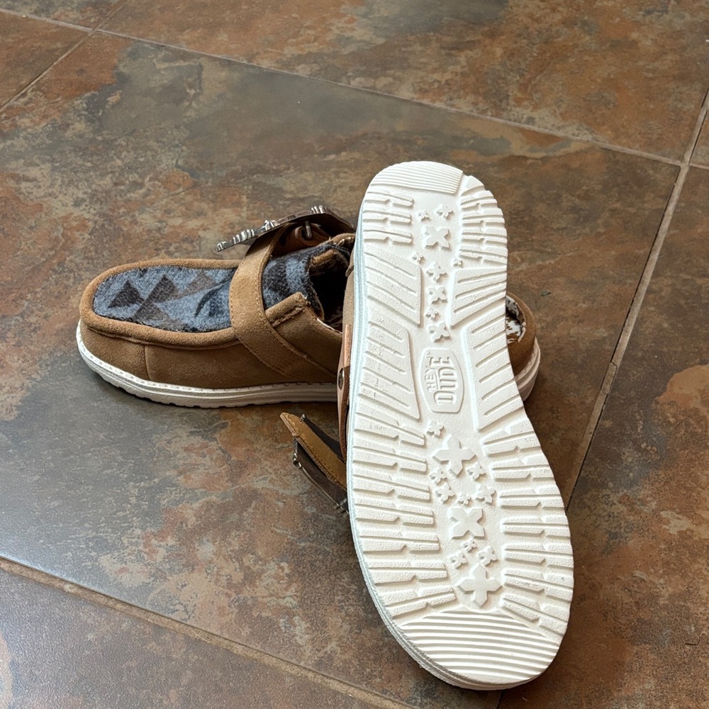 Hey Dude woman’s Tan and Gray Slip-On mules with Decorative Buckle - Picture 4 of 6